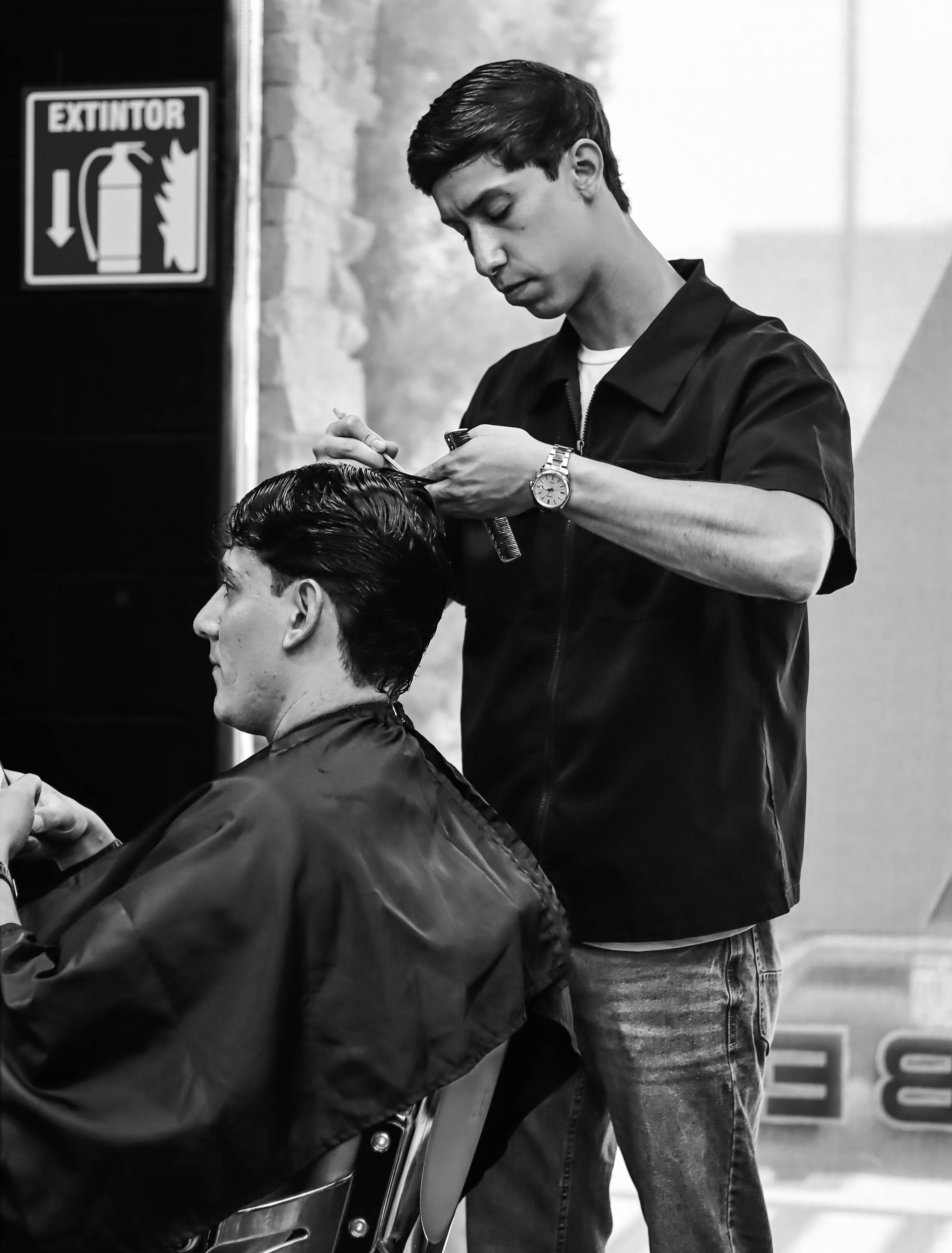 Corte con tijera en Alpha Barber, barbería en Chihuahua